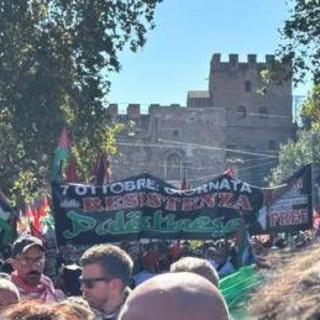 Roma, al corteo per Gaza striscione '7 ottobre giornata Resistenza palestinese'