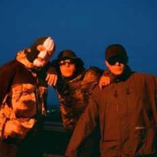 Kneecap: "Musica e politica sono inseparabili. E non cambieremo lingua per piacere a tutti"