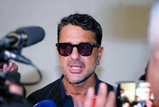Fabrizio Corona e figlio minacciati, auto dell'ex re dei paparazzi presa a colpi di catena Fabrizio Corona e figlio minacciati, auto dell'ex re dei paparazzi presa a colpi di catena