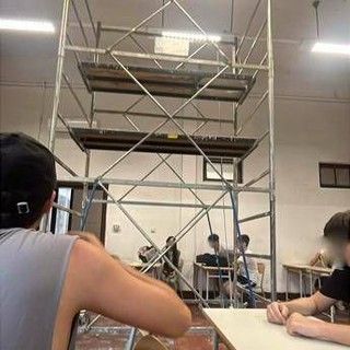 Primo giorno di scuola, a Roma studenti in classe con l'impalcatura