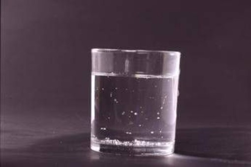 Bere acqua calda al mattino o alla sera? I consigli dell'esperto