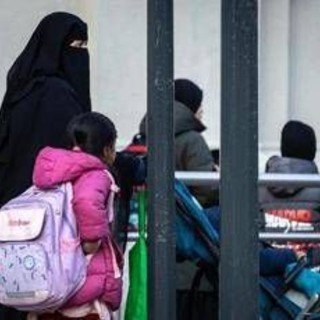 Burqa e niqab vietati a scuola, multe fino a 1000 euro. Tetto del 30% per alunni stranieri: la bozza del decreto Burqa e niqab vietati a scuola, multe fino a 1000 euro. Tetto del 30% per alunni stranieri: la bozza del decreto