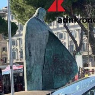 Roma, imbrattata la statua di Papa Giovanni Paolo II con falce e martello e la scritta 'fascista'