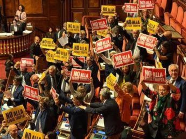 Legge elettorale, via libera del Senato. Protesta delle opposizioni in Aula: "Una truffa"