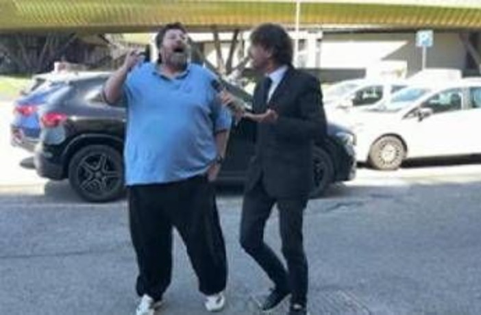 Prato, tensione alla presentazione del candidato sindaco Adinolfi: lite con inviato delle 'Iene' Prato, tensione alla presentazione del candidato sindaco Adinolfi: lite con inviato delle 'Iene'