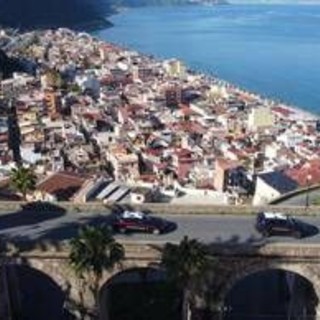 Sparo in testa a un coetaneo perché "ci ha guardati male", arrestati due 17enni Sparo in testa a un coetaneo perché "ci ha guardati male", arrestati due 17enni