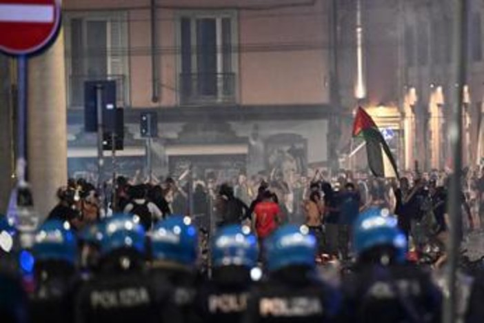Disordini a Bologna dopo la morte di Fakir: 12 indagati