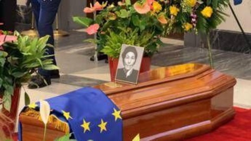 L'addio a Emma Bonino, oggi dalle 10 alle 19 riapre la camera ardente in Campidoglio L'addio a Emma Bonino, oggi dalle 10 alle 19 riapre la camera ardente in Campidoglio