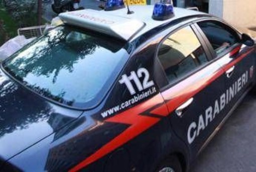 Lite nel parcheggio finisce a martellate, carabinieri evitano il peggio Lite nel parcheggio finisce a martellate, carabinieri evitano il peggio