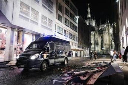 Scontri a Milano, perquisizioni per 100 persone: 51 sono minorenni. Città blindata per sabato