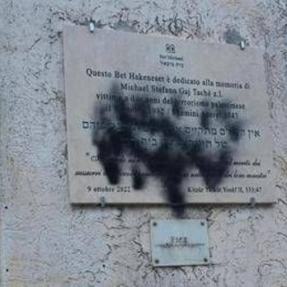 Roma, vandalizzati muri sinagoga e targa per Stefano Gaj Taché a Monteverde: in azione due persone incappucciate Roma, vandalizzati muri sinagoga e targa per Stefano Gaj Taché a Monteverde: in azione due persone incappucciate