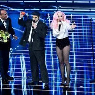 Sanremo 2026, TonyPitony e il caco sul palco: il significato del gesto