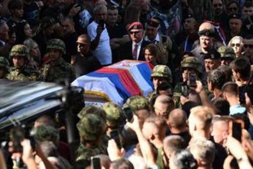 Serbia, migliaia a Belgrado per i funerali di Mladic. Ue: "Era un criminale" Serbia, migliaia a Belgrado per i funerali di Mladic. Ue: "Era un criminale"