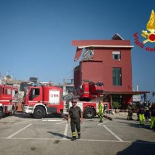 Paura a Messina, crolla edificio: vigili del fuoco cercano sei dispersi, una famiglia sotto le macerie Paura a Messina, crolla edificio: vigili del fuoco cercano sei dispersi, una famiglia sotto le macerie