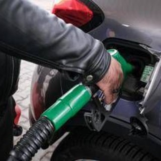 Petrolio, prezzi salgono nuovamente: ma benzina e diesel sono in lieve calo