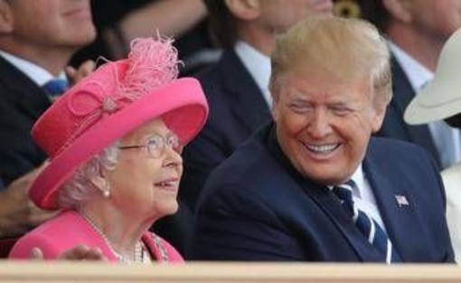 Trump, la stima per Elisabetta: l'ultimo ritratto della regina nel salone di Mar a Lago Trump, la stima per Elisabetta: l'ultimo ritratto della regina nel salone di Mar a Lago