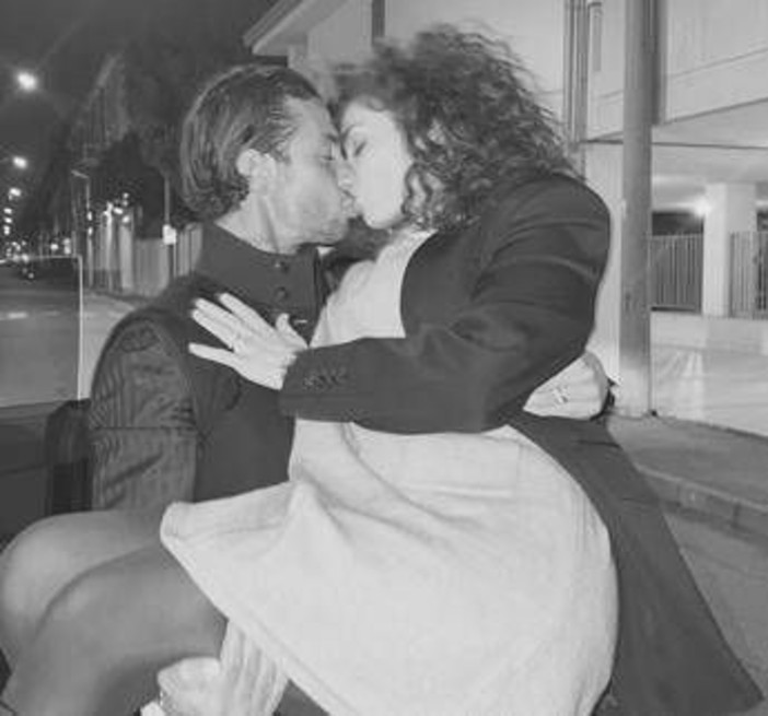 Raffaella Fico ha perso il bimbo, il messaggio di Armando Izzo: "Dolore immenso" Raffaella Fico ha perso il bimbo, il messaggio di Armando Izzo: "Dolore immenso"