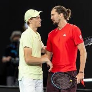 Zverev 'segue' Federer e attacca: "I tornei favoriscono Sinner e Alcaraz con le superfici". La risposta di Jannik