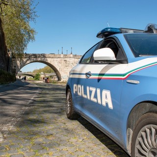 Si libera del braccialetto e incendia negozio ex compagna, arrestato a Roma