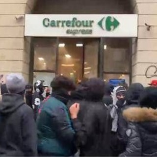 Milano, riparte la guerriglia in centro: giovani sfondano vetrine centro, assaltato Carrefour