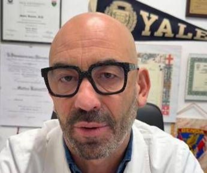 Smartphone prima di dormire? "Provoca problemi seri", l'allarme di Bassetti Smartphone prima di dormire? "Provoca problemi seri", l'allarme di Bassetti