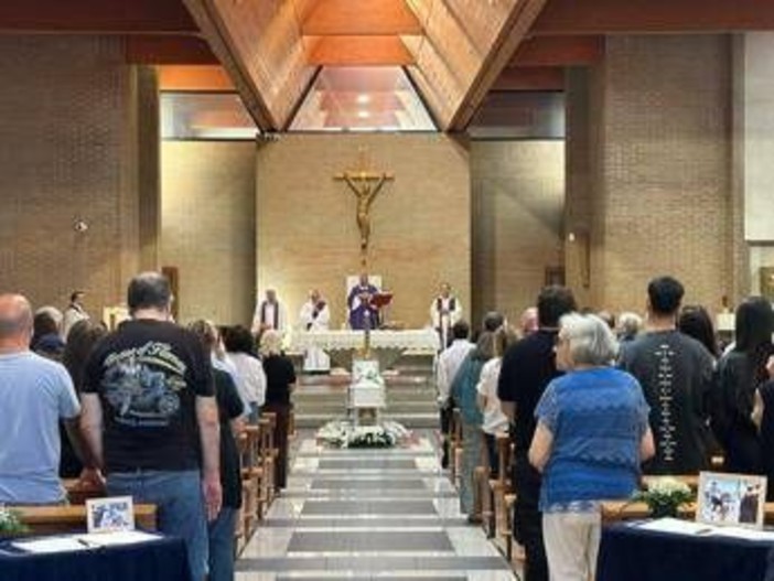 Pietralata, folla ai funerali di Valentina, Luca e Bianca: "Chiediamoci cosa potevamo fare" Pietralata, folla ai funerali di Valentina, Luca e Bianca: "Chiediamoci cosa potevamo fare"