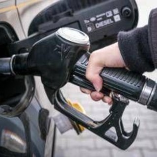 Caro carburanti, prezzo diesel e benzina: cosa è cambiato con tregua tra Usa e Iran Caro carburanti, prezzo diesel e benzina: cosa è cambiato con tregua tra Usa e Iran