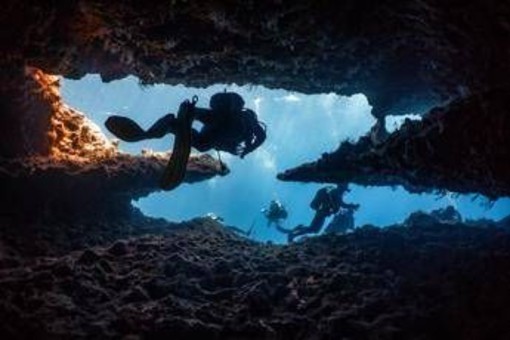 Maldive, recupero corpi dei sub in grotta: team internazionale pronto a nuova immersione Maldive, recupero corpi dei sub in grotta: team internazionale pronto a nuova immersione