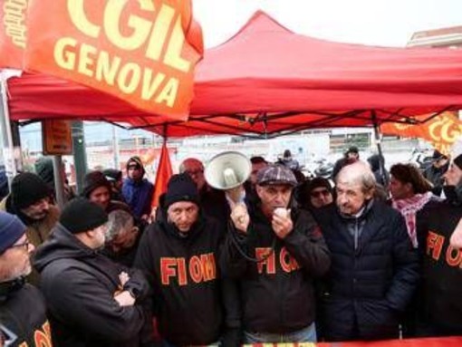 Ex Ilva, sciopero a oltranza a Taranto e bloccata e autostrada a Genova