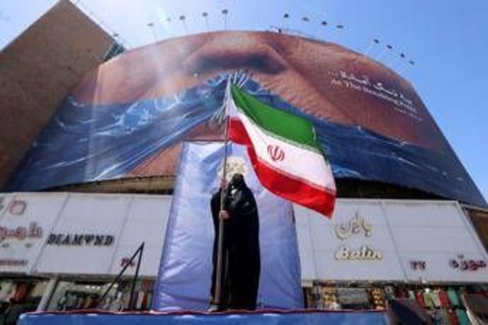 Iran, Teheran spara contro navi Usa e avverte: "Basi americane sono obiettivi legittimi"