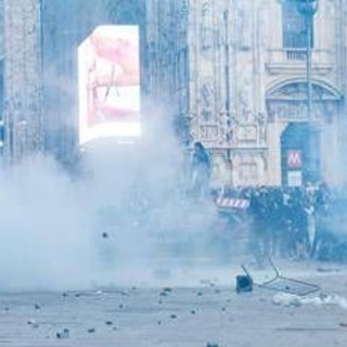 Guerriglia a Milano, notte di attesa per i genitori dei fermati: "Metà sono minori... l'altra metà pirla"