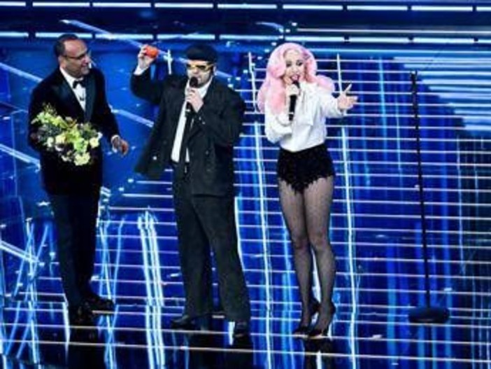 Sanremo 2026, TonyPitony e il caco sul palco: il significato del gesto Sanremo 2026, TonyPitony e il caco sul palco: il significato del gesto
