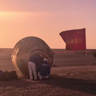 Cina, la capsula di rientro di Shenzhou-21 tocca terra