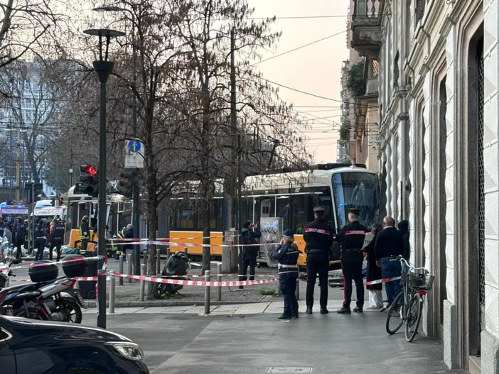 Tram deragliato a Milano, si aggrava bilancio un morto e una quarantina di feriti Tram deragliato a Milano, si aggrava bilancio un morto e una quarantina di feriti