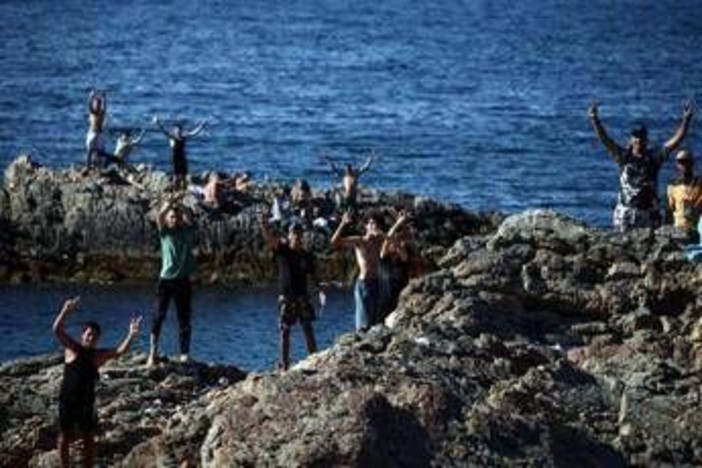 Migranti, Ue: "Controlli frontiera Italia-Spagna temporanei". Nuovo attacco di Madrid a Roma