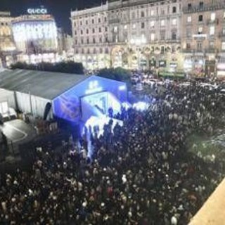 Milano, Duomo in tilt per l'Albero di Natale: folla, code e proteste: &quot;Situazione fuori controllo&quot;