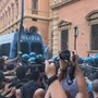 Morto ammanettato a Bologna, coro "assassini" e tensioni tra agenti e corteo: polizia usa idranti e lacrimogeni Morto ammanettato a Bologna, coro "assassini" e tensioni tra agenti e corteo: polizia usa idranti e lacrimogeni