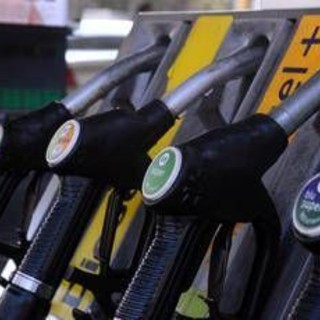 Caro carburanti non si ferma, media gasolio sopra picco del 19 marzo: prezzi benzina e diesel