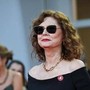 Mostra di Venezia, Susan Sarandon sul tappeto rosso con la spilletta 'cessate il fuoco a Gaza' Mostra di Venezia, Susan Sarandon sul tappeto rosso con la spilletta 'cessate il fuoco a Gaza'