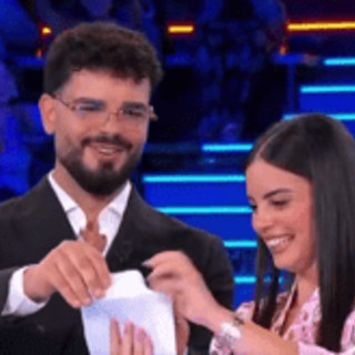 Affari Tuoi, primo gender reveal durante la puntata: Ylenia aspetta un maschietto Affari Tuoi, primo gender reveal durante la puntata: Ylenia aspetta un maschietto