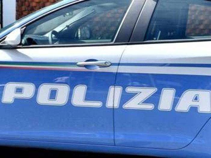 Migrante aggredisce poliziotti con spranga a Crotone. Il Tribunale ne aveva respinto il trattenimento: "Non pericoloso" Migrante aggredisce poliziotti con spranga a Crotone. Il Tribunale ne aveva respinto il trattenimento: "Non pericoloso"