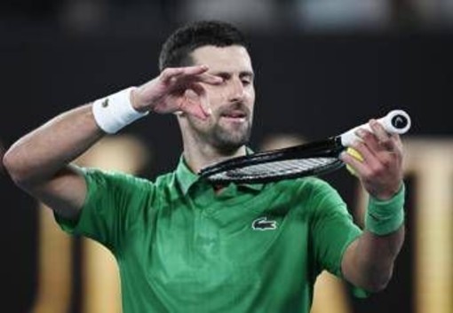 Australian Open, Djokovic già ai quarti: Mensik si ritira Australian Open, Djokovic già ai quarti: Mensik si ritira