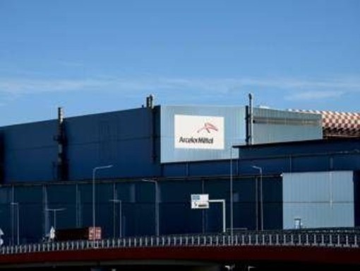 Ex Ilva, scoppia la protesta: lavoratori occupano l'aeroporto di Genova