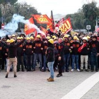 Ex Ilva, terzo giorno di protesta: presidi davanti alla raffineria a Taranto, corteo a Genova