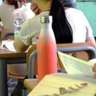 'Lista stupri' nel bagno del liceo Giulio Cesare, la condanna dei docenti: "Scritta inqualificabile" 'Lista stupri' nel bagno del liceo Giulio Cesare, la condanna dei docenti: "Scritta inqualificabile"