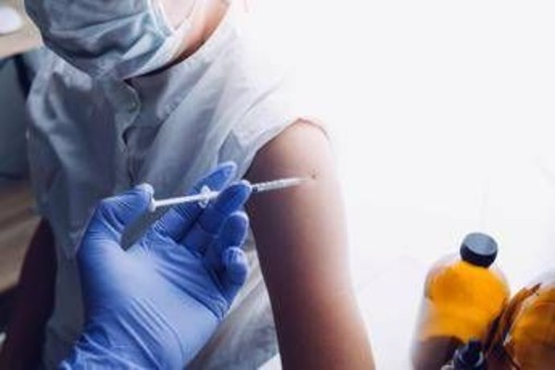 Vaccini ai bambini, tutti contro Trump: "Perderà guerra ai virus, nuovo ordine esecutivo una follia"