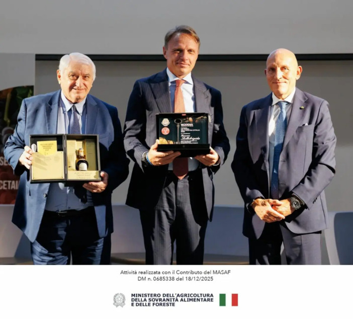Le Terre del Balsamico, consegnate le Chiavi dell’Acetaia d’Italia a Lollobrigida Le Terre del Balsamico, consegnate le Chiavi dell’Acetaia d’Italia a Lollobrigida