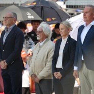 Ecclestone torna sul podio, premia Russell con la medaglia del presidente Fia