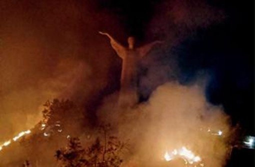 Fiamme lambiscono statua Cristo a Maratea. Bardi: ''Attacco a simbolo Basilicata nel mondo, punire responsabili dello scempio''