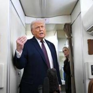 Trump sull'Air Force One: "In Groenlandia possiamo fare ciò che vogliamo"